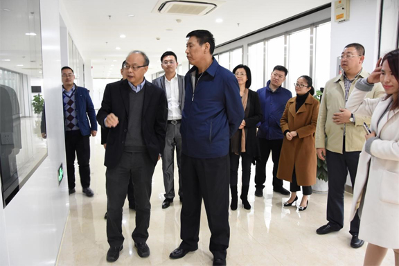 15283603007533922H61.jpg 项教授陪同考察团参观并介绍公司-1.jpg