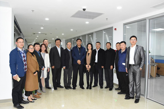 1528360659548025G7Jb.jpg 会后考察团一行、项教授与参会工作人员合影-1.jpg
